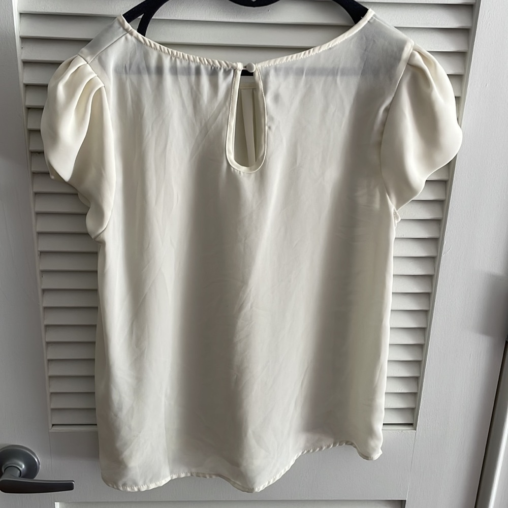 Delicate crepe flutter sleeve flowy top - Picture 4 of 4